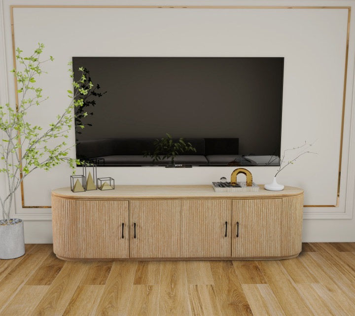 TV Meubel Travertine 200cm in een moderne woonkamer met een grote tv en decoratieve planten.